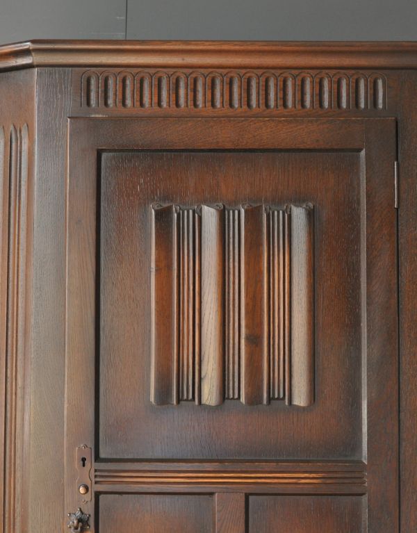 ワードローブ アンティーク家具 お洋服のお片付けにアンティーク家具、カッコいいワードローブ。扉のワンポイントの装飾がとってもステキ!英国の家具らしい重厚感があります。(j-1313-f)