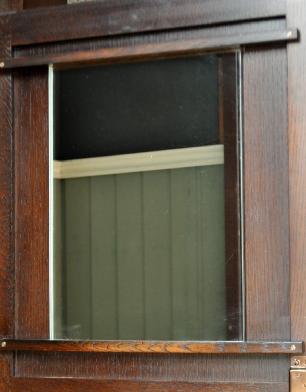 ワードローブ アンティーク家具 お洋服のお片付けにアンティーク家具、カッコいいワードローブ。扉を開くと、四角のミラーがあります。(j-1313-f)