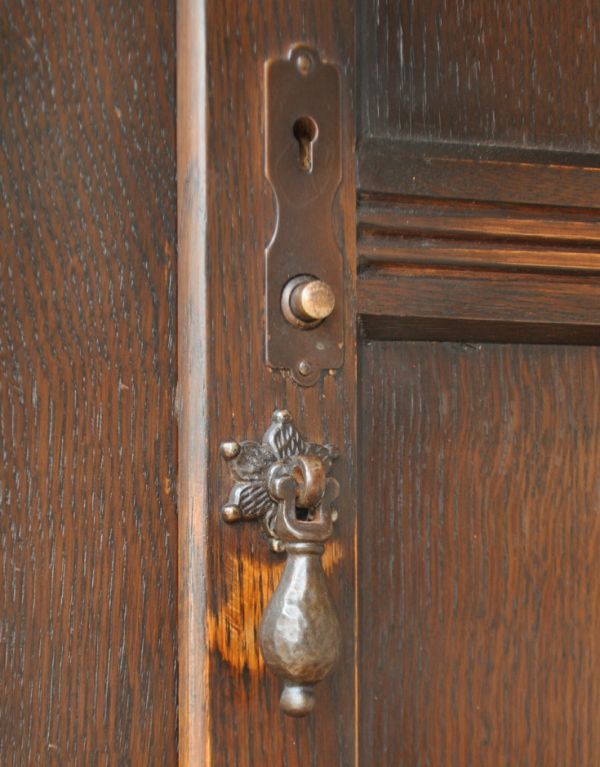 ワードローブ アンティーク家具 お洋服のお片付けにアンティーク家具、カッコいいワードローブ。お花がモチーフのドロップ形の取っ手です。(j-1313-f)