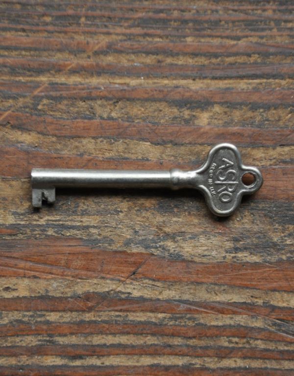 ワードローブ アンティーク家具 お洋服のお片付けにアンティーク家具、カッコいいワードローブ。アンティークの鍵が1つ付いています。(j-1313-f)