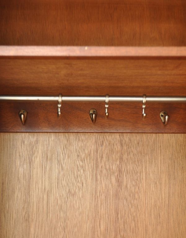 ワードローブ アンティーク家具 お洋服のお片付けにアンティーク家具、カッコいいワードローブ。ハンガー掛けはこのようになっています。(j-1313-f)