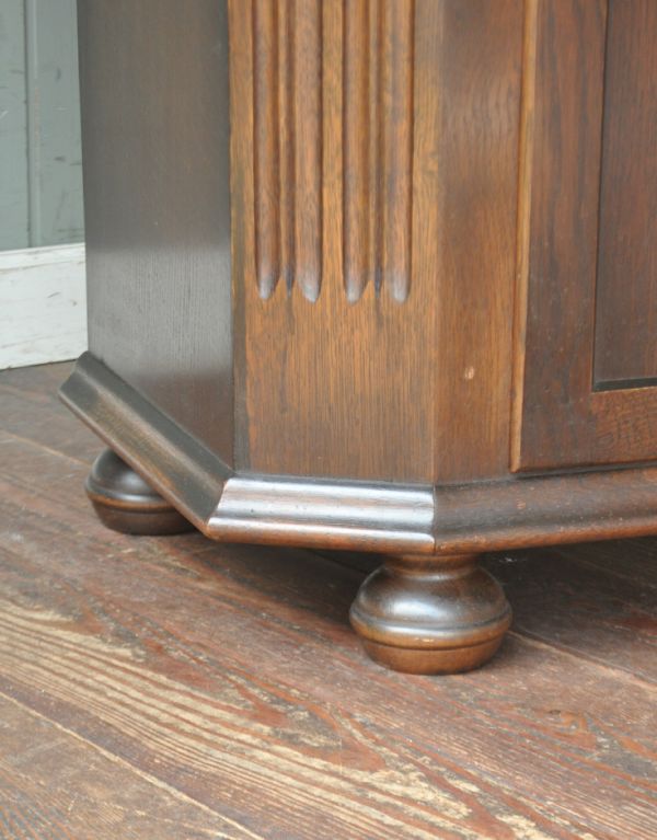 ワードローブ アンティーク家具 お洋服のお片付けにアンティーク家具、カッコいいワードローブ。安定感のある脚がしっかり支えます。(j-1313-f)