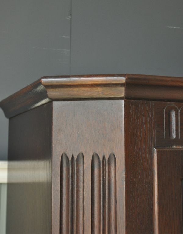 ワードローブ アンティーク家具 お洋服のお片付けにアンティーク家具、カッコいいワードローブ。隅々まで美しい彫の装飾があります。(j-1313-f)