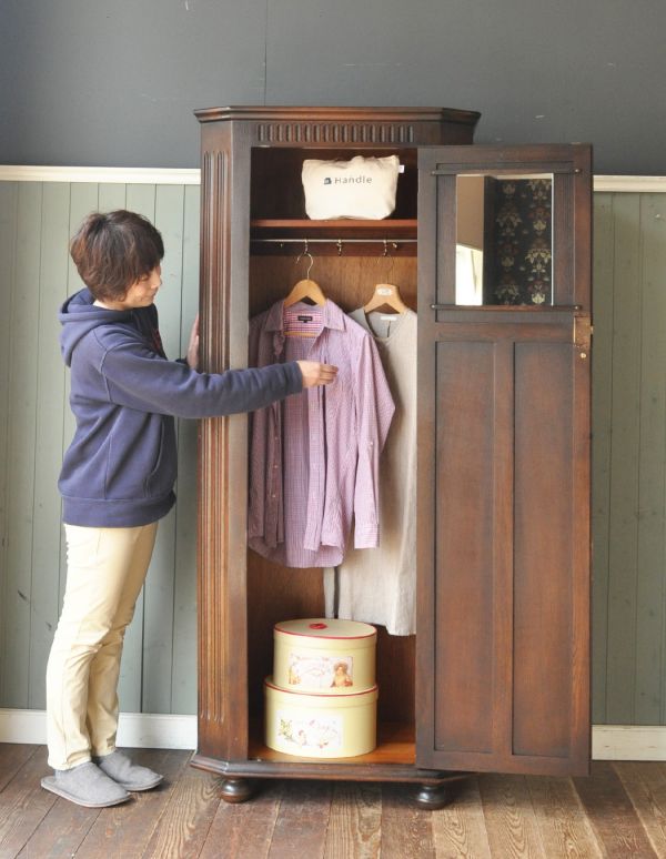 ワードローブ アンティーク家具 お洋服のお片付けにアンティーク家具、カッコいいワードローブ。一段仕切りがあるので、バッグや靴を整頓できます。(j-1313-f)