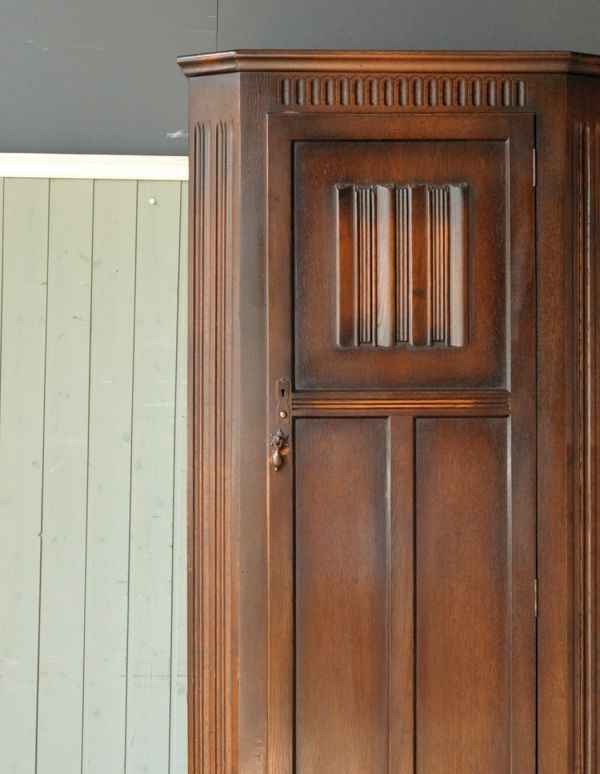 ワードローブ アンティーク家具 お洋服のお片付けにアンティーク家具、カッコいいワードローブ。このように立体的に細かく彫られています。(j-1313-f)