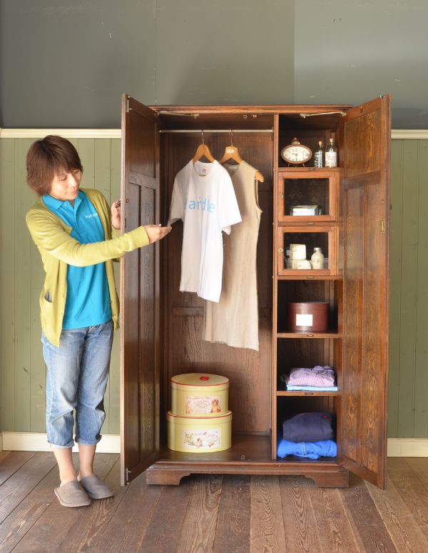 アンティーク家具　英国紳士のアンティーク家具、風格ある佇まいのワードローブ。細かく仕切りがあるので、バッグや靴を整頓できます。(j-1314-f)