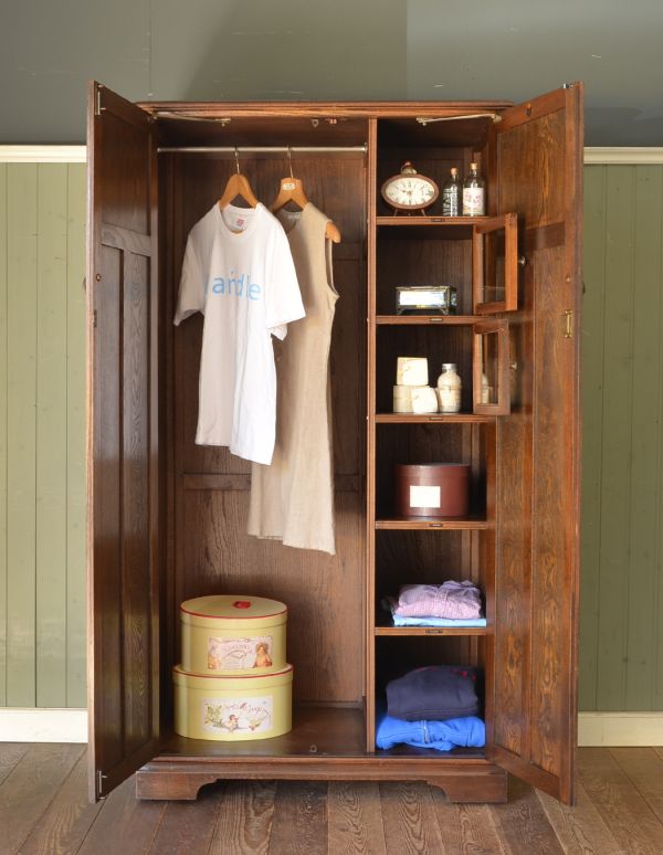 アンティーク家具　英国紳士のアンティーク家具、風格ある佇まいのワードローブ。１台でお洋服がスッキリと片付きます。(j-1314-f)