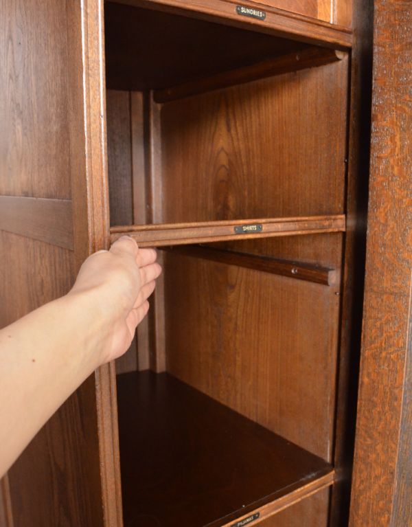 アンティーク家具　英国紳士のアンティーク家具、風格ある佇まいのワードローブ。下の２段の棚板は可動です。(j-1314-f)