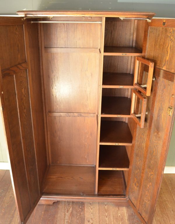 アンティーク家具　英国紳士のアンティーク家具、風格ある佇まいのワードローブ。内側も木肌の色です。(j-1314-f)