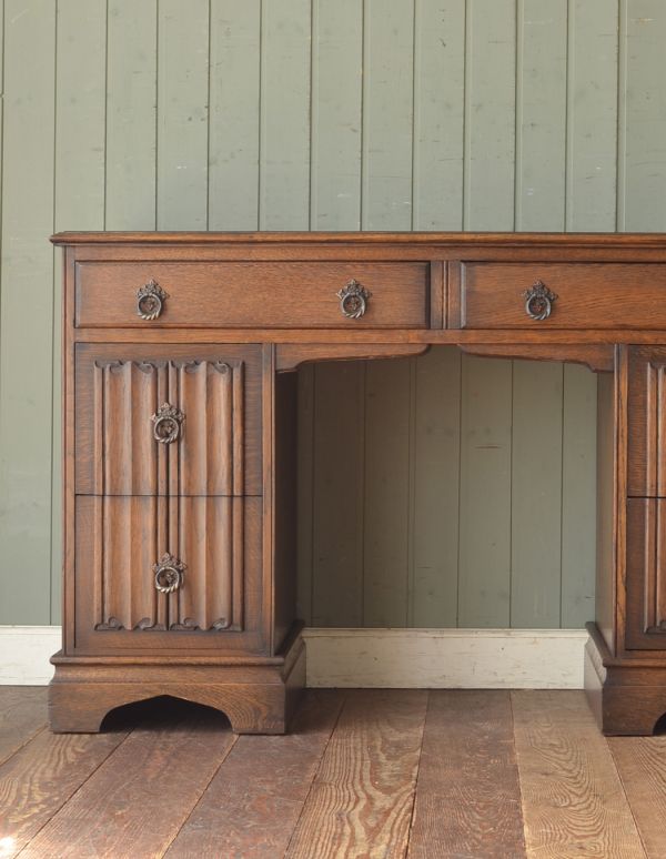 ロイドテーブル　アンティーク家具　英国スタイルのカッコイイ、アンティークのデスク（書机）。細やかな装飾が美しいデスク。(j-1315-f)