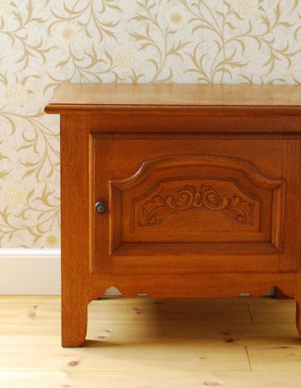 アンティークのキャビネット　アンティーク家具　優雅なミニサイズのアンティーク家具、フランスのナイトテーブル。凝った彫りのデザインが扉に刻まれています。(j-1316-f)