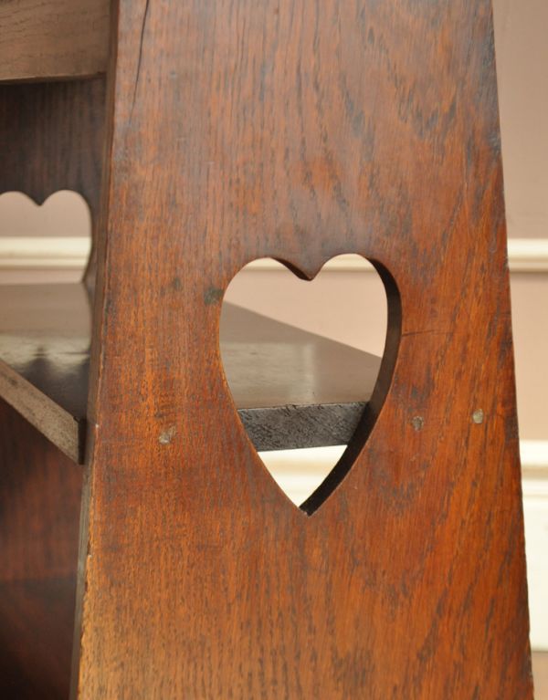 マガジンラック アンティーク家具 どこでも使える小さなアンティークの収納家具、マガジンラック。サイドから見ると、なんとハートの飾りが!とっても可愛いです。(j-1317-f)