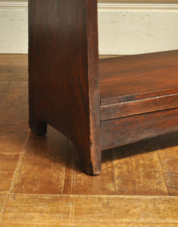 マガジンラック アンティーク家具 どこでも使える小さなアンティークの収納家具、マガジンラック。安定感のある脚です。(j-1317-f)