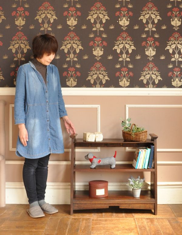 マガジンラック アンティーク家具 どこでも使える小さなアンティークの収納家具、マガジンラック。このマガジンラックなら、新聞さえ特別な気分で収納できますね。(j-1317-f)