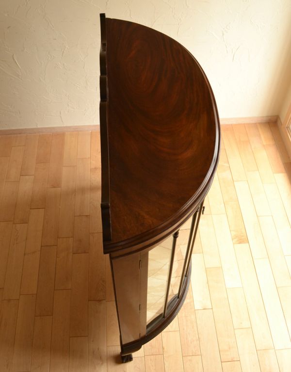 アンティークのキャビネット　アンティーク家具　英国のアンティーク家具、ハーフムーンのガラスキャビネット（ショーケース）。天板もピカピカにお直ししました。(j-1319-f)