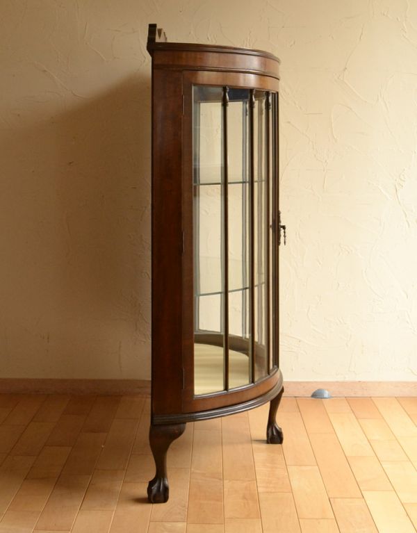 アンティークのキャビネット　アンティーク家具　英国のアンティーク家具、ハーフムーンのガラスキャビネット（ショーケース）。サイドもガラス貼りが涼しげでスッキリしています。(j-1319-f)