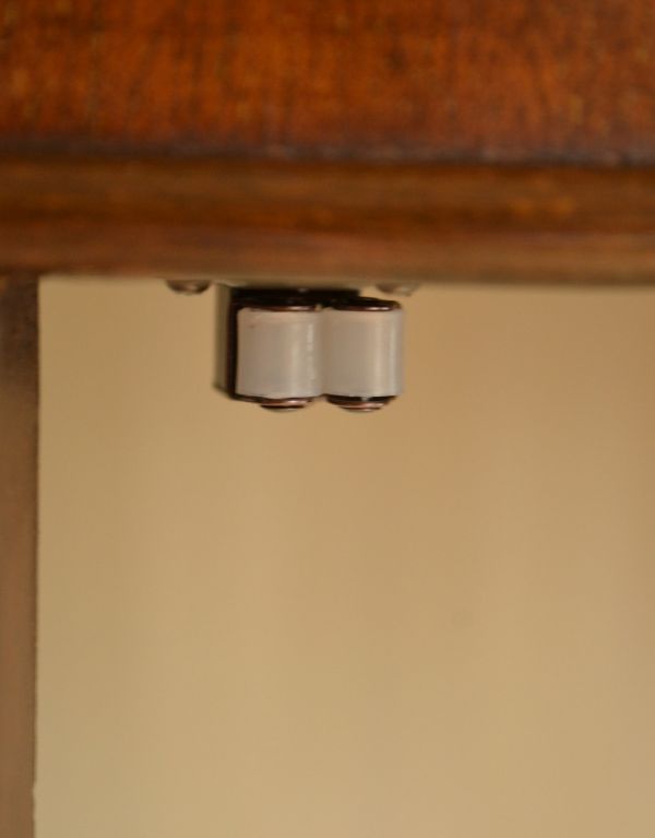 アンティークのキャビネット　アンティーク家具　英国のアンティーク家具、ハーフムーンのガラスキャビネット（ショーケース）。扉にはローラーキャッチャーが付いているので、開け閉めがスムーズです。(j-1319-f)