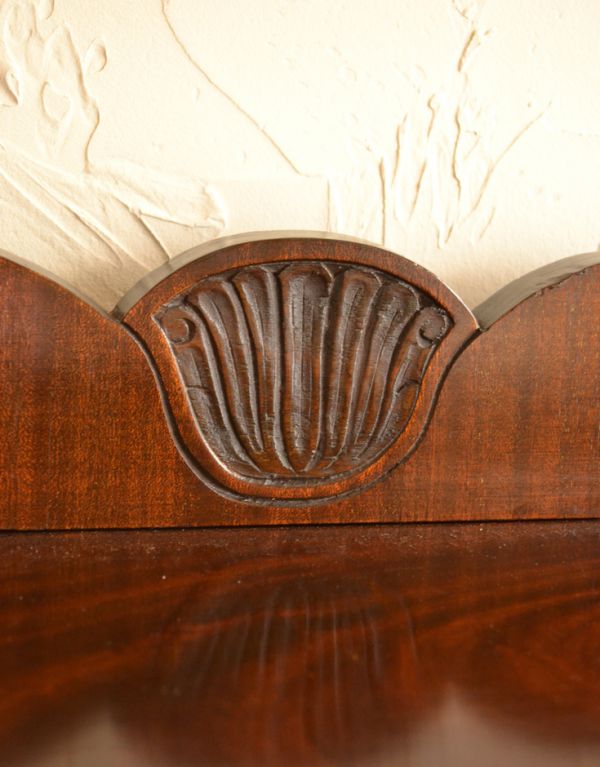 アンティークのキャビネット　アンティーク家具　英国のアンティーク家具、ハーフムーンのガラスキャビネット（ショーケース）。トップにはポイントになる華やかな装飾です。(j-1319-f)