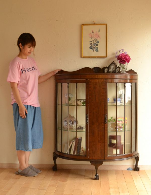アンティークのキャビネット　アンティーク家具　英国のアンティーク家具、ハーフムーンのガラスキャビネット（ショーケース）。ショップのように、お気に入りの雑貨や食器を並べてみましょう。(j-1319-f)