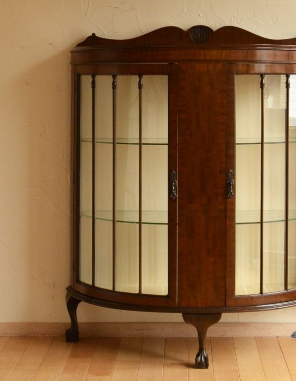 アンティークのキャビネット　アンティーク家具　英国のアンティーク家具、ハーフムーンのガラスキャビネット（ショーケース）。幅が広くて、存在感と迫力があります。(j-1319-f)