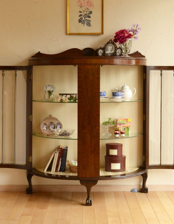 アンティークのキャビネット　アンティーク家具　英国のアンティーク家具、ハーフムーンのガラスキャビネット（ショーケース）。３段あります。(j-1319-f)
