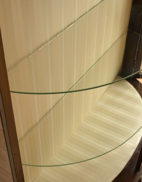 アンティークのキャビネット　アンティーク家具　英国のアンティーク家具、ハーフムーンのガラスキャビネット（ショーケース）。キレイに修復してありますので、いろんなものを収納して下さい。(j-1319-f)