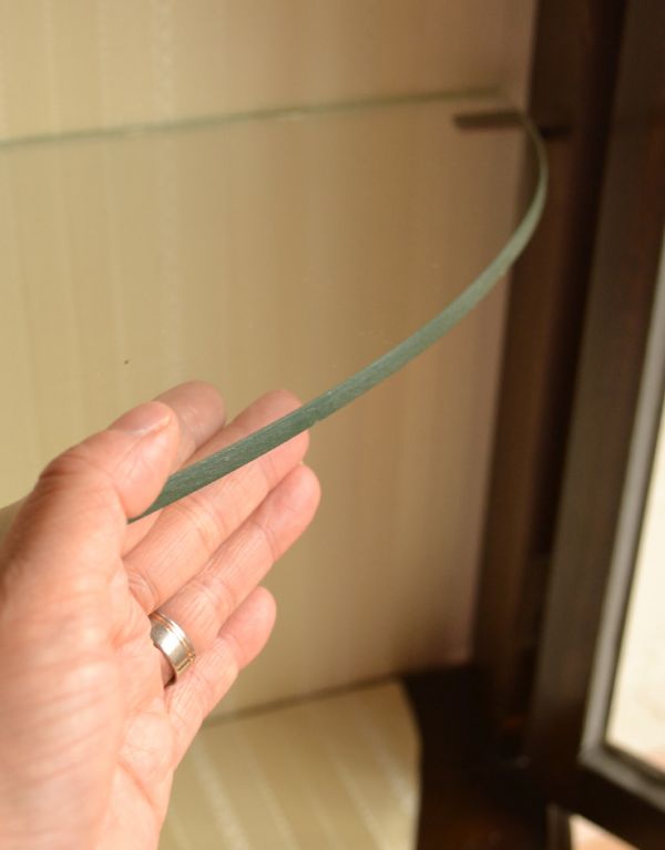 アンティークのキャビネット　アンティーク家具　英国のアンティーク家具、ハーフムーンのガラスキャビネット（ショーケース）。ガラスの棚板は可動です。(j-1319-f)