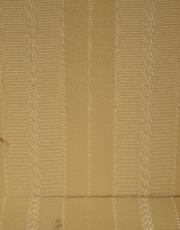 アンティークのキャビネット　アンティーク家具　英国のアンティーク家具、ハーフムーンのガラスキャビネット（ショーケース）。柄物の食器やお気に入りのアイテムが引き立つような生地になっています。(j-1319-f)