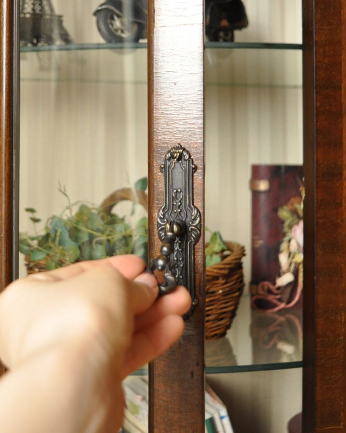 アンティークのキャビネット　アンティーク家具　英国のアンティーク家具、ハーフムーンのガラスキャビネット（ショーケース）。アンティークならではの高級感のある取っ手です。(j-1319-f)