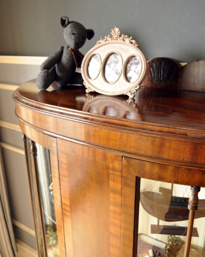 アンティークのキャビネット　アンティーク家具　英国のアンティーク家具、ハーフムーンのガラスキャビネット（ショーケース）。象嵌で描かれた模様がとても美しいさりげなく描かれた象嵌の模様。(j-1319-f)