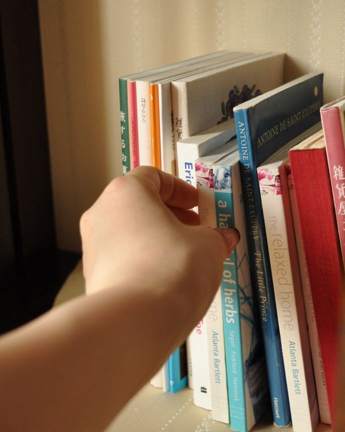 アンティークのキャビネット　アンティーク家具　英国のアンティーク家具、ハーフムーンのガラスキャビネット（ショーケース）。ガラスの棚板にはコレクションを並べ、一番下の段には本を収納。(j-1319-f)