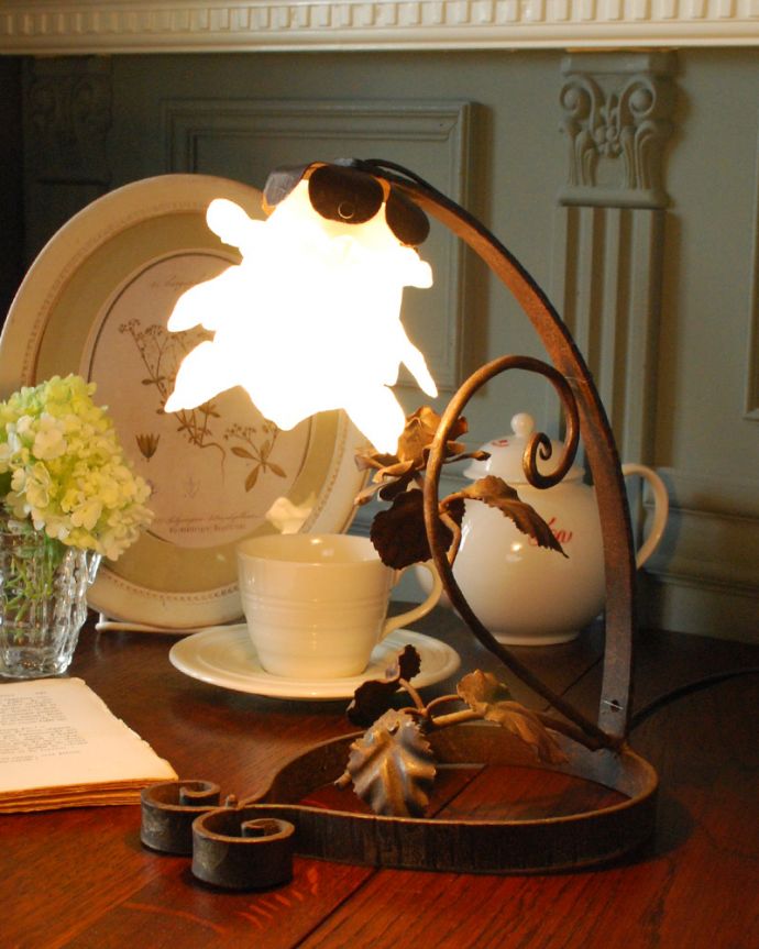 スタンドライト　照明・ライティング　お花の装飾がエレガント、フランスから届いたテーブルランプ、ガラスシェード付き（Ｅ17丸球付）。隅々までこだわったデザインなのでどこから見ても楽しめます。(j-132-z)