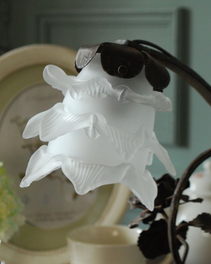 スタンドライト　照明・ライティング　お花の装飾がエレガント、フランスから届いたテーブルランプ、ガラスシェード付き（Ｅ17丸球付）。花びらのフリルが明かりを点けるとよりキレイに灯ります。(j-132-z)