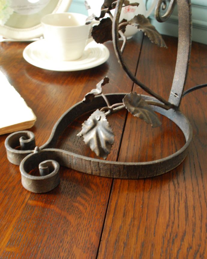 スタンドライト　照明・ライティング　お花の装飾がエレガント、フランスから届いたテーブルランプ、ガラスシェード付き（Ｅ17丸球付）。土台のデザインもお洒落です。(j-132-z)