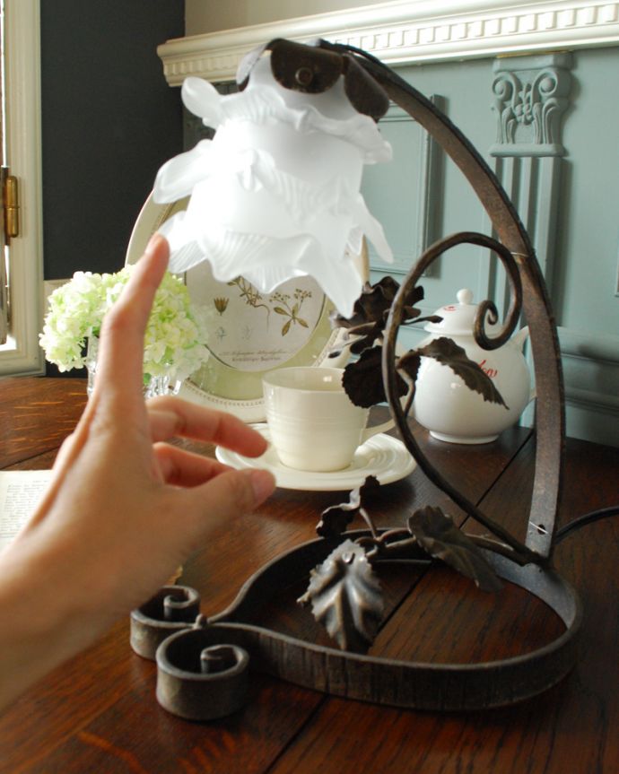 スタンドライト　照明・ライティング　お花の装飾がエレガント、フランスから届いたテーブルランプ、ガラスシェード付き（Ｅ17丸球付）。このランプの明かりで、ワインを飲んだり、音楽を聴いたり…贅沢な時間を過ごせそうです。(j-132-z)