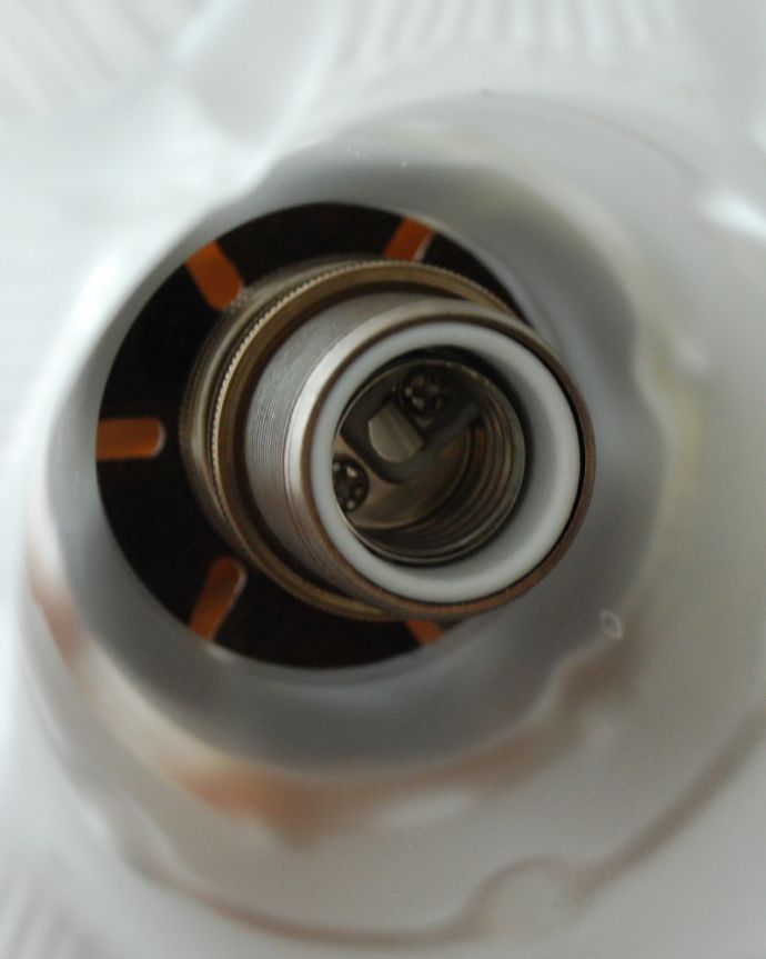 スタンドライト　照明・ライティング　お花の装飾がエレガント、フランスから届いたテーブルランプ、ガラスシェード付き（Ｅ17丸球付）。しっかりオーバーホウルをしたので、ご安心下さい。(j-132-z)