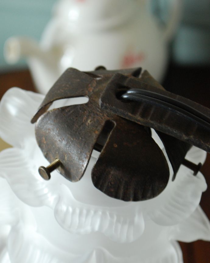 スタンドライト　照明・ライティング　お花の装飾がエレガント、フランスから届いたテーブルランプ、ガラスシェード付き（Ｅ17丸球付）。ガラスシェードの上もお花モチーフになっています。(j-132-z)