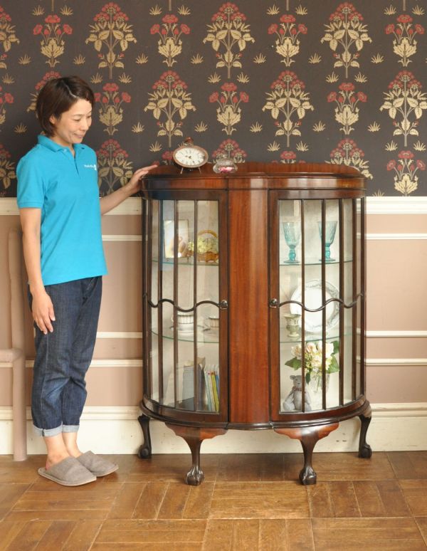 アンティークのキャビネット　アンティーク家具　英国のハーフムーンのアンティーク家具、大きなガラスキャビネット（ショーケース）。風格と品があるので、リビングはもちろん、和室や書斎、客間にも最適。(j-1320-f)