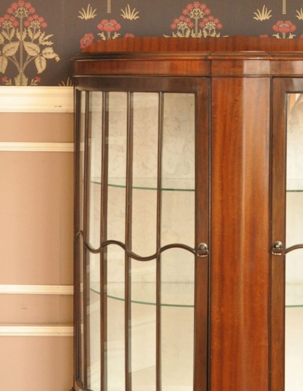 アンティークのキャビネット　アンティーク家具　英国のハーフムーンのアンティーク家具、大きなガラスキャビネット（ショーケース）。アンティークのガラスがキレイにはめ込んであります。(j-1320-f)