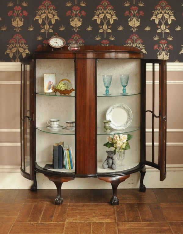 アンティークのキャビネット　アンティーク家具　英国のハーフムーンのアンティーク家具、大きなガラスキャビネット（ショーケース）。食器や写真立て、本やDVDなどなど、たくさん飾ればディスプレイの幅が広がります！【 扉内内寸 】（上段）幅90×奥行30.5×高さ34cm（中段）幅90×奥行30.5×高さ30cm（下段）幅90.5×奥行31×高さ30.5cm。(j-1320-f)