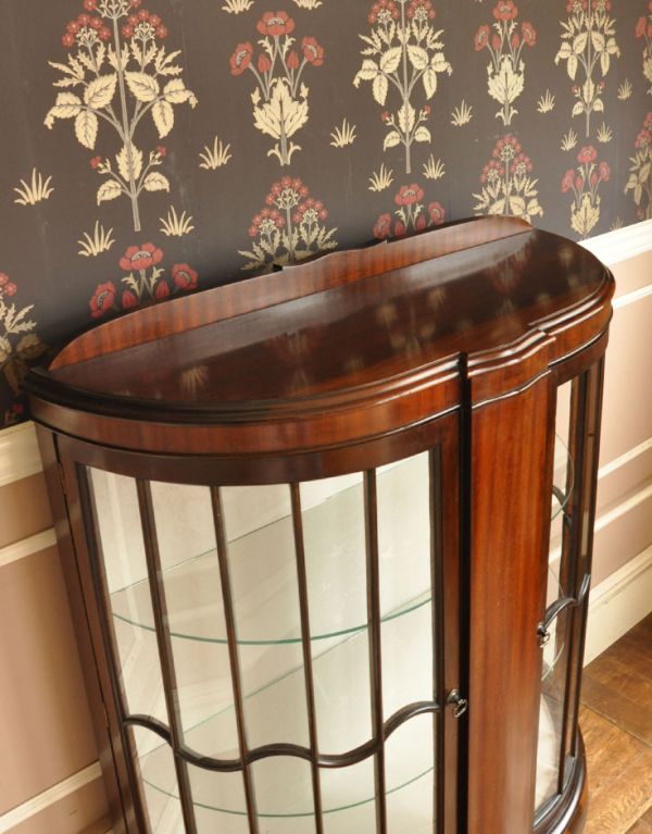 アンティークのキャビネット　アンティーク家具　英国のハーフムーンのアンティーク家具、大きなガラスキャビネット（ショーケース）。天板もピカピカにお直ししました。(j-1320-f)