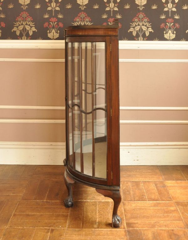 アンティークのキャビネット　アンティーク家具　英国のハーフムーンのアンティーク家具、大きなガラスキャビネット（ショーケース）。サイドもガラスなので、どこから見ても美しいです！しっかり作られているので、安心してお使いいただけます。(j-1320-f)