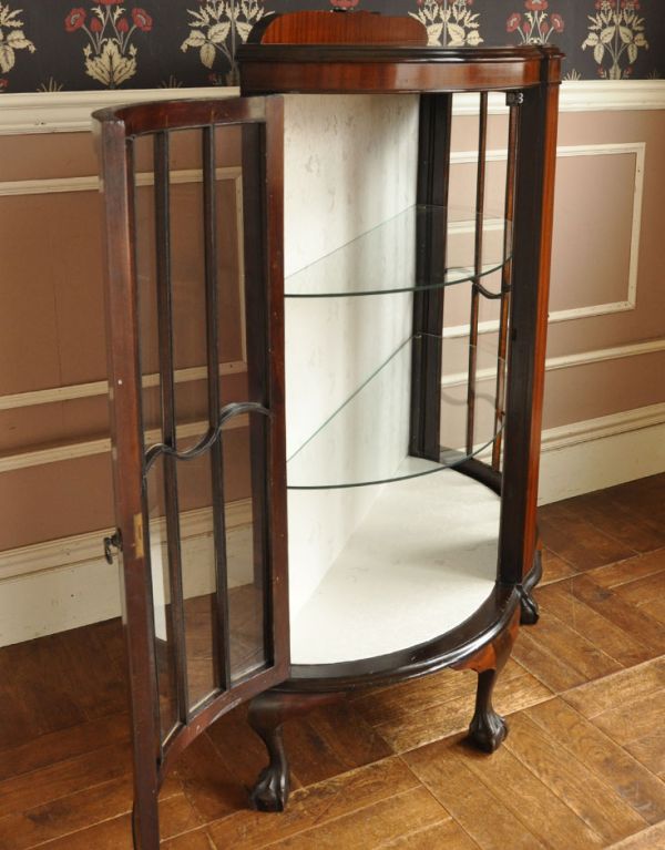 アンティークのキャビネット　アンティーク家具　英国のハーフムーンのアンティーク家具、大きなガラスキャビネット（ショーケース）。キレイに修復してありますので、いろんなものを収納して下さい。(j-1320-f)