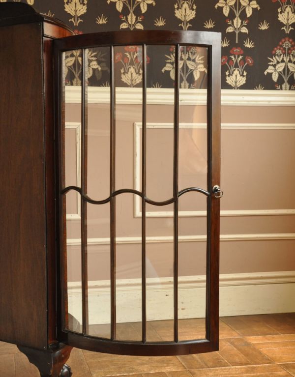 アンティークのキャビネット　アンティーク家具　英国のハーフムーンのアンティーク家具、大きなガラスキャビネット（ショーケース）。ガラスもアンティークならでは。(j-1320-f)