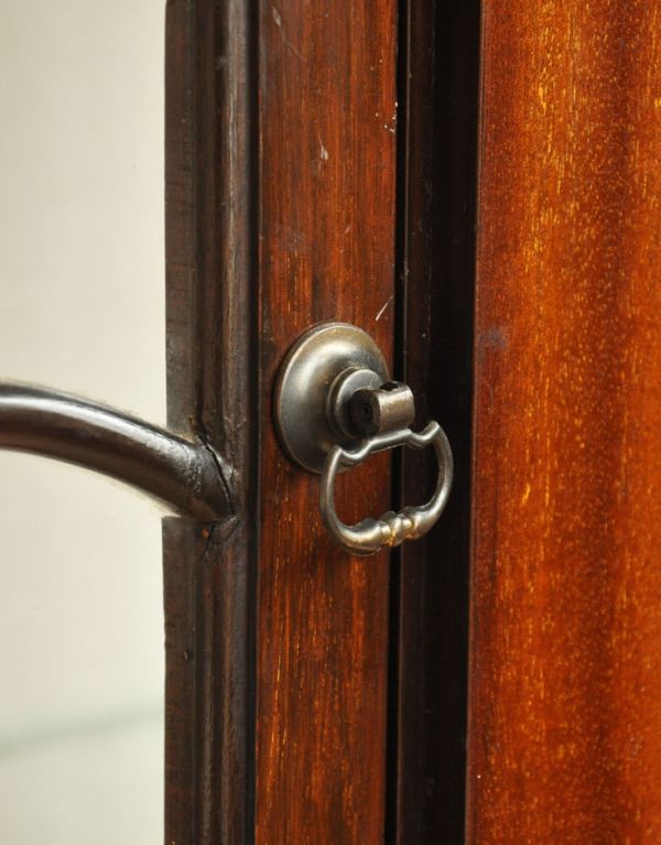 アンティークのキャビネット　アンティーク家具　英国のハーフムーンのアンティーク家具、大きなガラスキャビネット（ショーケース）。アンティークならではのお洒落な取っ手です。(j-1320-f)