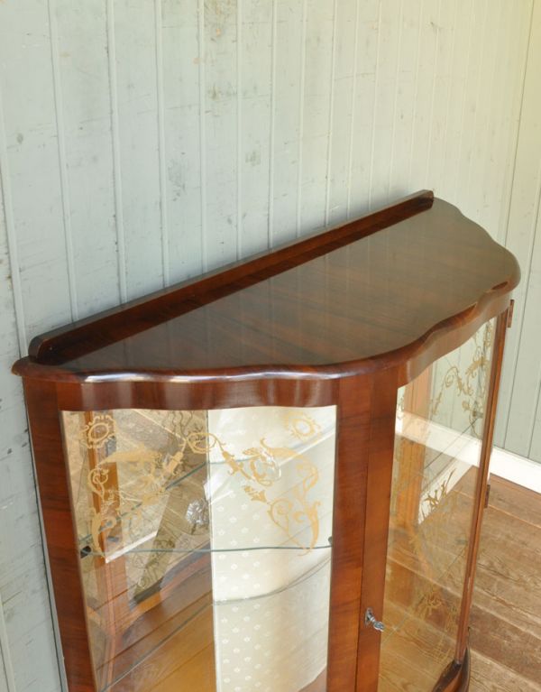 アンティークのキャビネット　アンティーク家具　英国スタイルの家具、ミラーとガラスが輝くアンティークショーケース 。天板もピカピカにお直ししました。(j-1321-f)