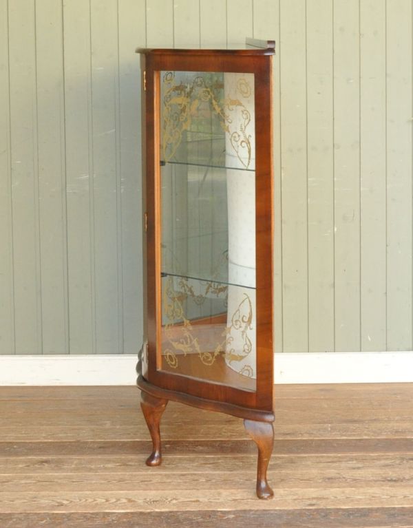 アンティークのキャビネット　アンティーク家具　英国スタイルの家具、ミラーとガラスが輝くアンティークショーケース 。サイドもガラス貼りが涼しげでスッキリしています。(j-1321-f)