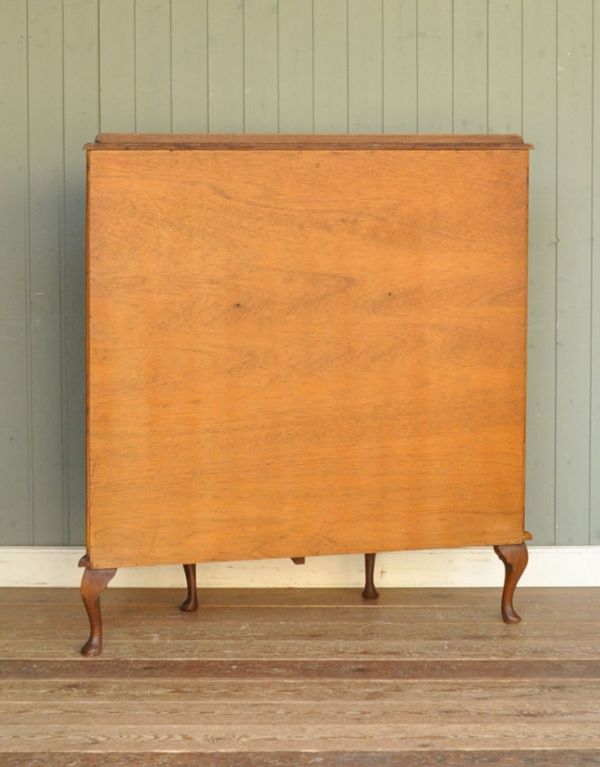 アンティークのキャビネット　アンティーク家具　英国スタイルの家具、ミラーとガラスが輝くアンティークショーケース 。キチンとメンテナンスしてあるので、裏側もキレイです。(j-1321-f)