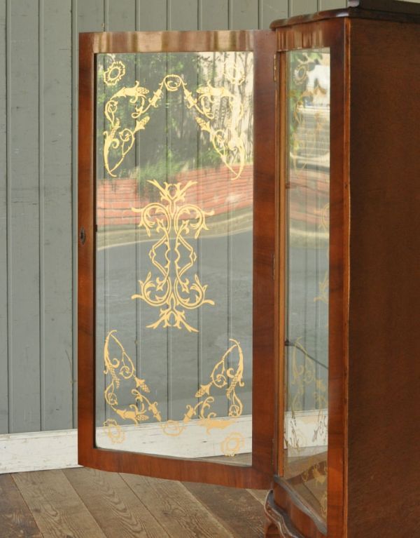 アンティークのキャビネット　アンティーク家具　英国スタイルの家具、ミラーとガラスが輝くアンティークショーケース 。ガラスもアンティークならでは。(j-1321-f)