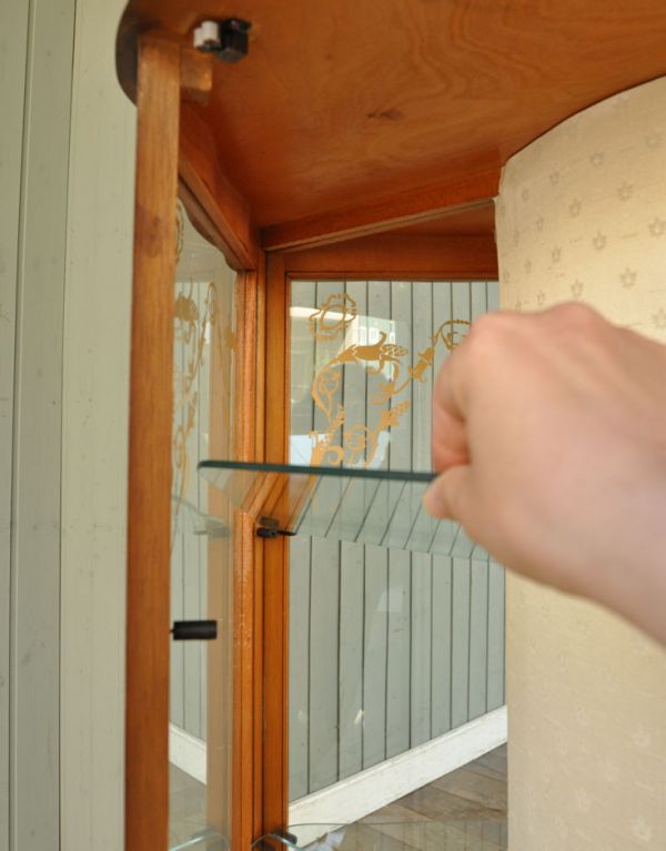 アンティークのキャビネット　アンティーク家具　英国スタイルの家具、ミラーとガラスが輝くアンティークショーケース 。ガラスの棚板は可動です。(j-1321-f)